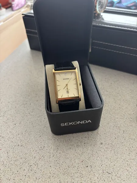Sekonda Tank Gold Plated aur stare bun