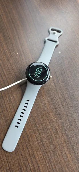Google Pixel Watch stare bun