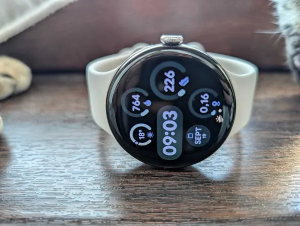 Google Pixel Watch 3 otel stare bun