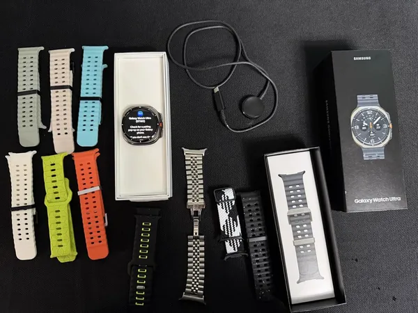 Samsung Galaxy Watch Ultra titan stare bun