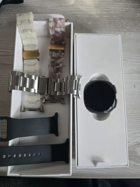 Samsung Galaxy Watch 8 stare bun