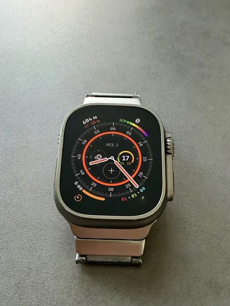 Apple Watch Ultra 2 titan stare bun