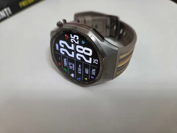 Huawei Watch GT 6 Pro titan stare bun