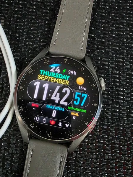 Huawei Watch 3 Pro titan stare bun