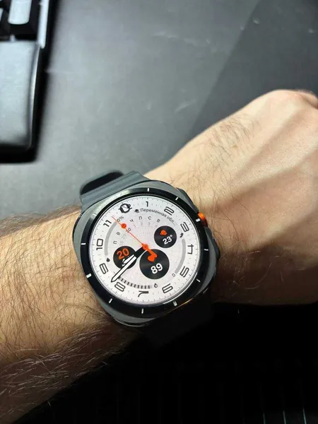 Samsung Galaxy Watch Ultra (2025) titan stare bun