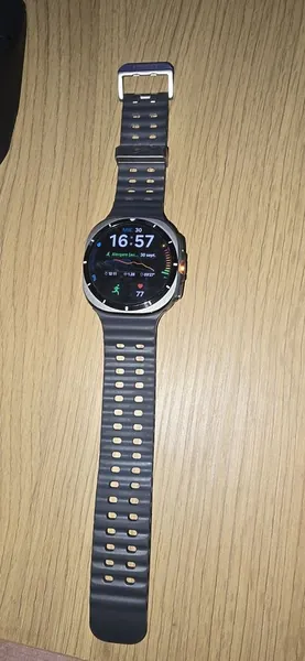 Samsung Galaxy Watch Ultra titan stare bun