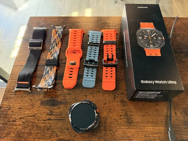 Samsung Galaxy Watch Ultra titan stare bun