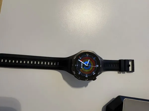 Huawei Watch GT 5 Pro titan stare bun