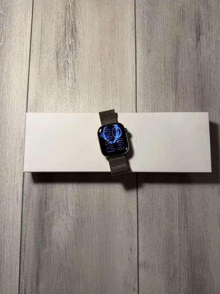 Apple Watch Series 11 titan stare bun