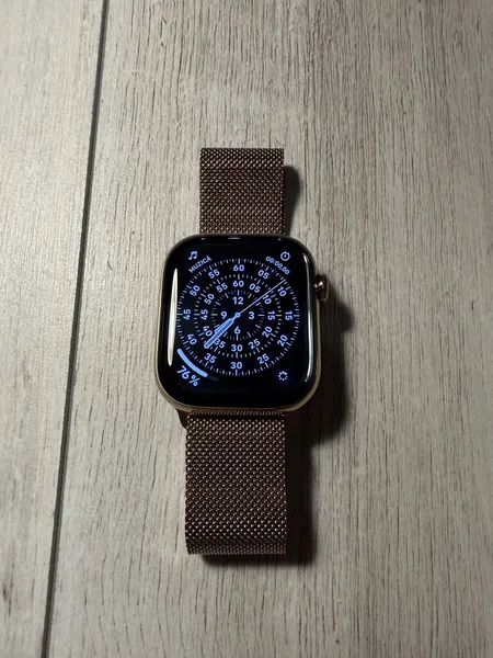 Apple Watch Series 10 titan stare bun