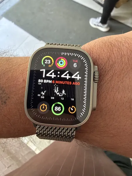 Apple Watch Ultra 2 titan stare bun