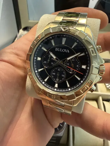 Bulova Classic Chronograph Gold-tone Black Dial aur stare bun