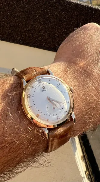 Omega Automatic Bumper Rose Gold aur stare bun