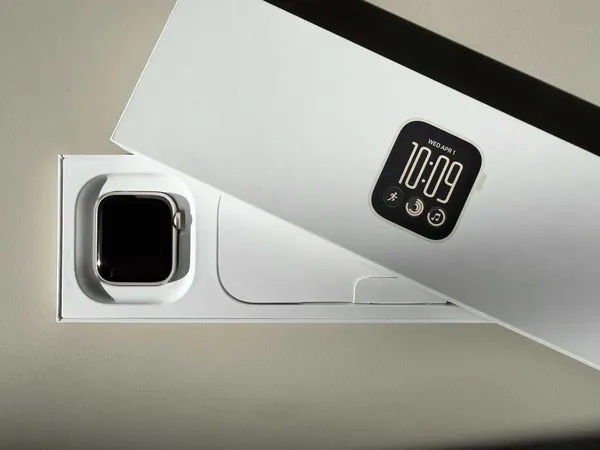Apple Watch SE 3 Starlight aluminiu stare nou