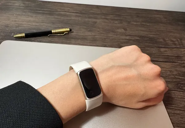 Fitbit Charge 5 Lunar White oțel stare bun