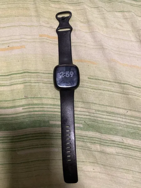 Fitbit Versa 3 Black stare bun