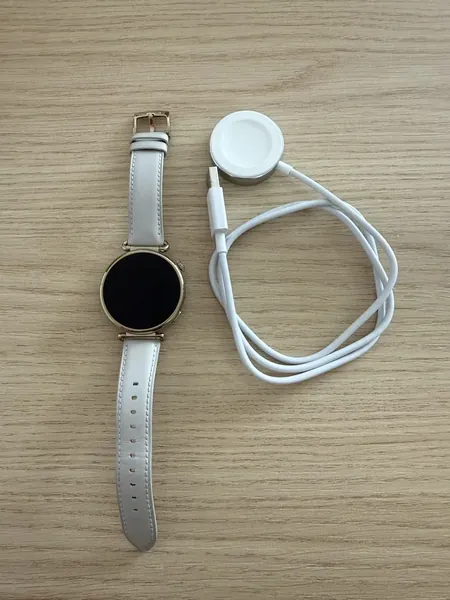 Huawei Watch GT 7 Gold White stare bun