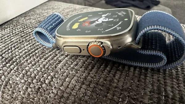 Apple Watch Ultra 3 Natural Titanium titan stare bun