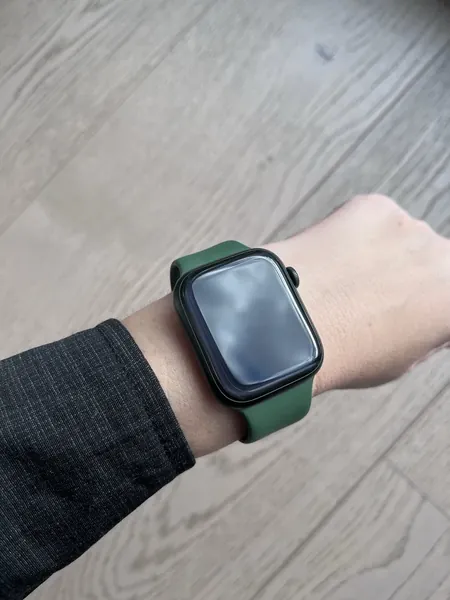 Apple Watch Series 7 Green Aluminium stare bun