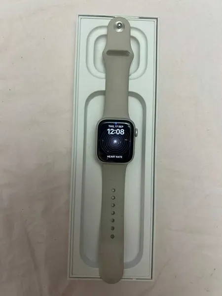 Apple Watch Series 9 Starlight stare bun
