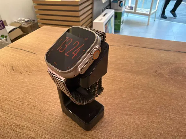 Apple Watch Ultra 2 Titanium Milanese Loop stare bun