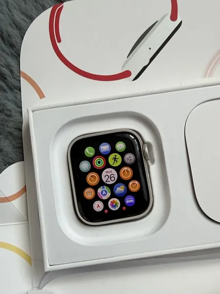 Apple Watch SE 2 Starlight stare bun