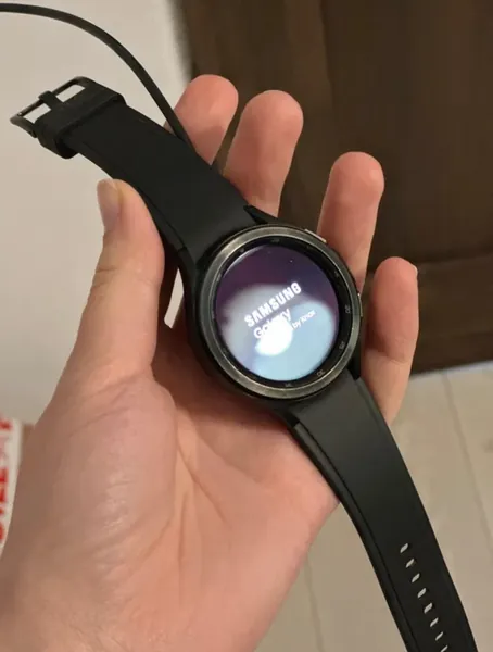 Samsung Galaxy Watch 4 Classic stare bun