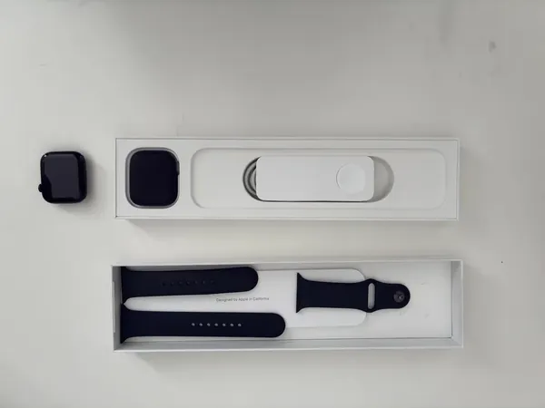Apple Watch Series 8 Midnight stare bun