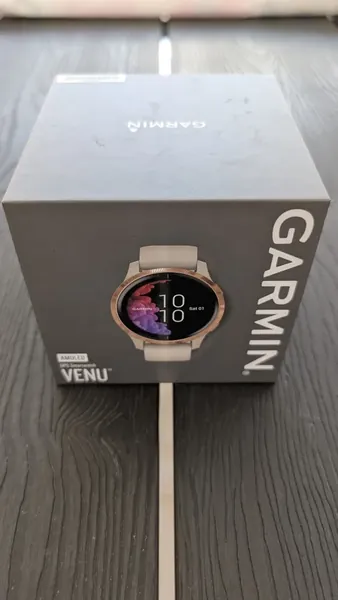 Garmin Venu Light Sand Rose Gold stare bun