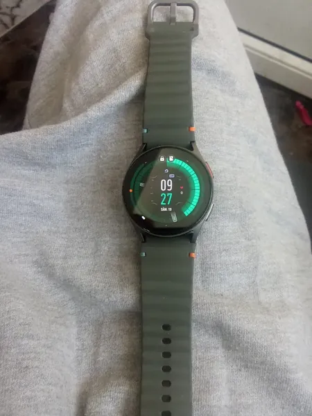 Samsung Galaxy Watch 7 Green stare bun