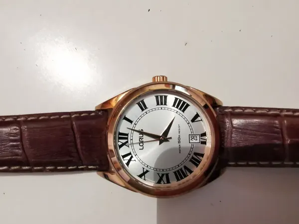 Lorus Classic Date Rose Gold alt material stare bun