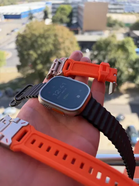 Apple Watch Ultra 2 Titan, 4 curele titan stare excelent