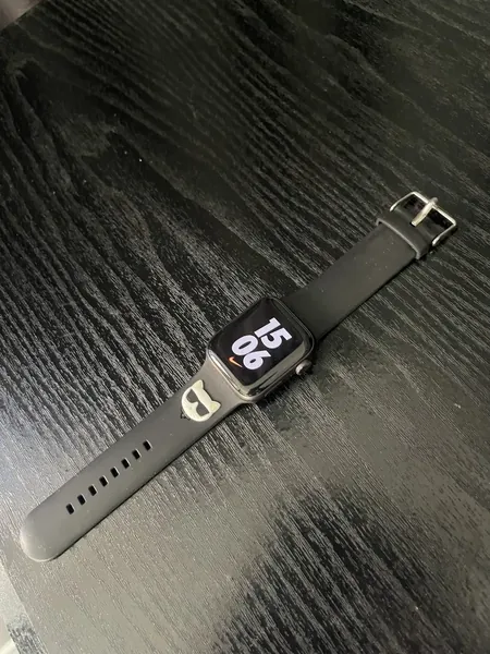 Apple Watch SE 40 mm GPS, space gray, curea Karl Lagerfeld aluminiu stare excelent