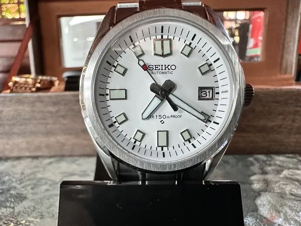 Seiko 5 Cadran alb, dată, 150 m oțel stare bun
