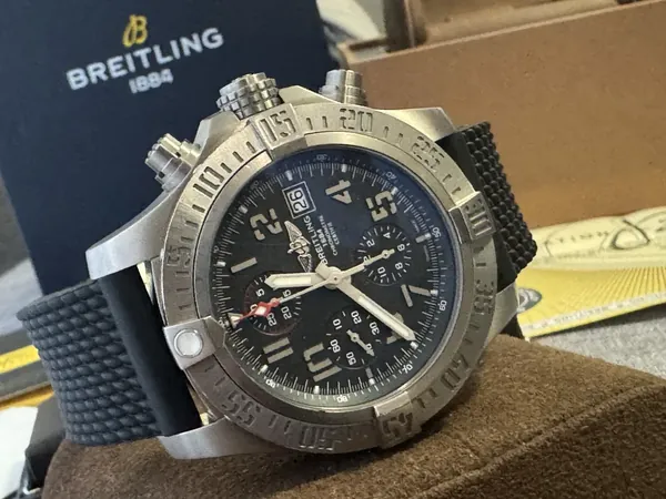 Breitling Avenger Chronograph Titanium titan stare bun