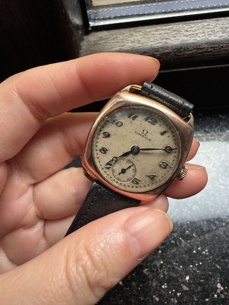 Omega Vintage Cushion aur stare bun