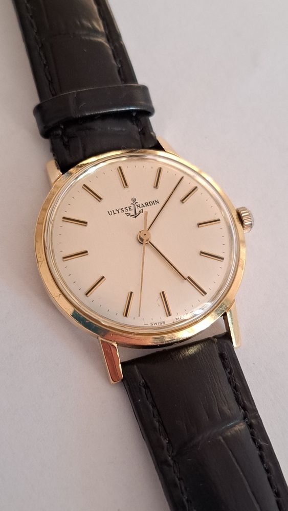 Ulysse Nardin Vintage Dress aur stare bun