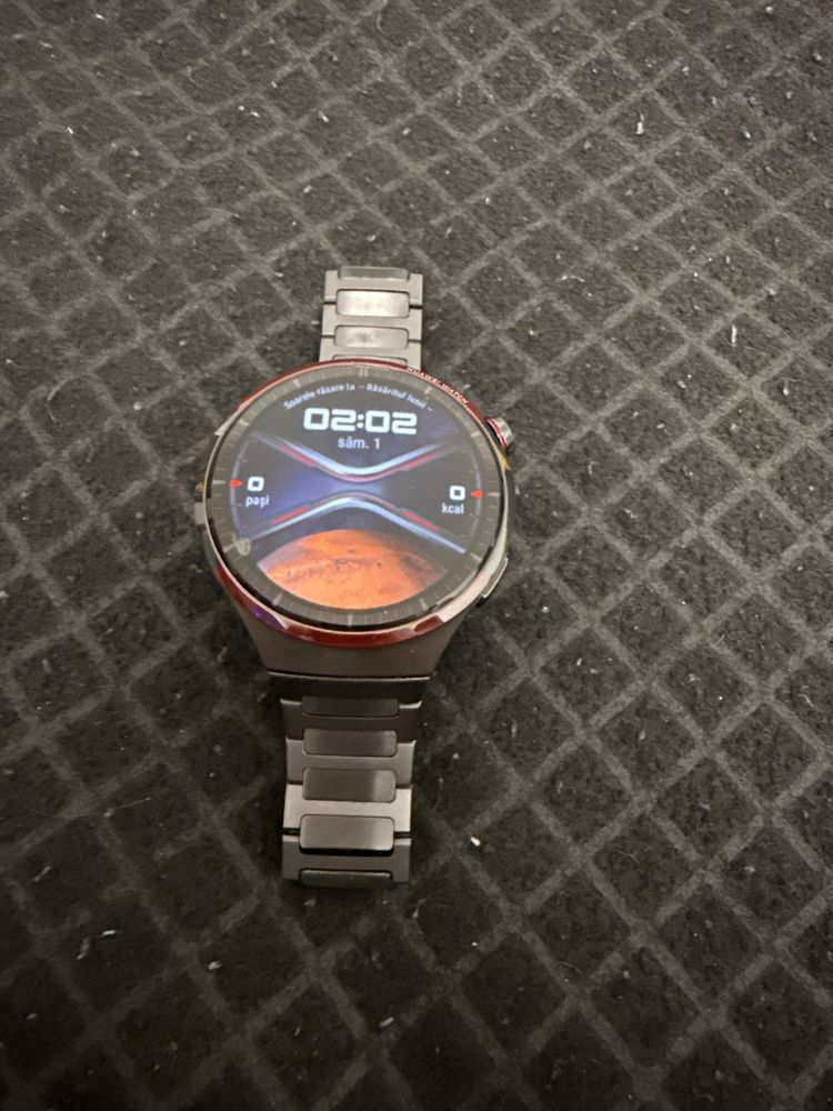 Huawei Watch 4 Pro Space Edition titan stare bun