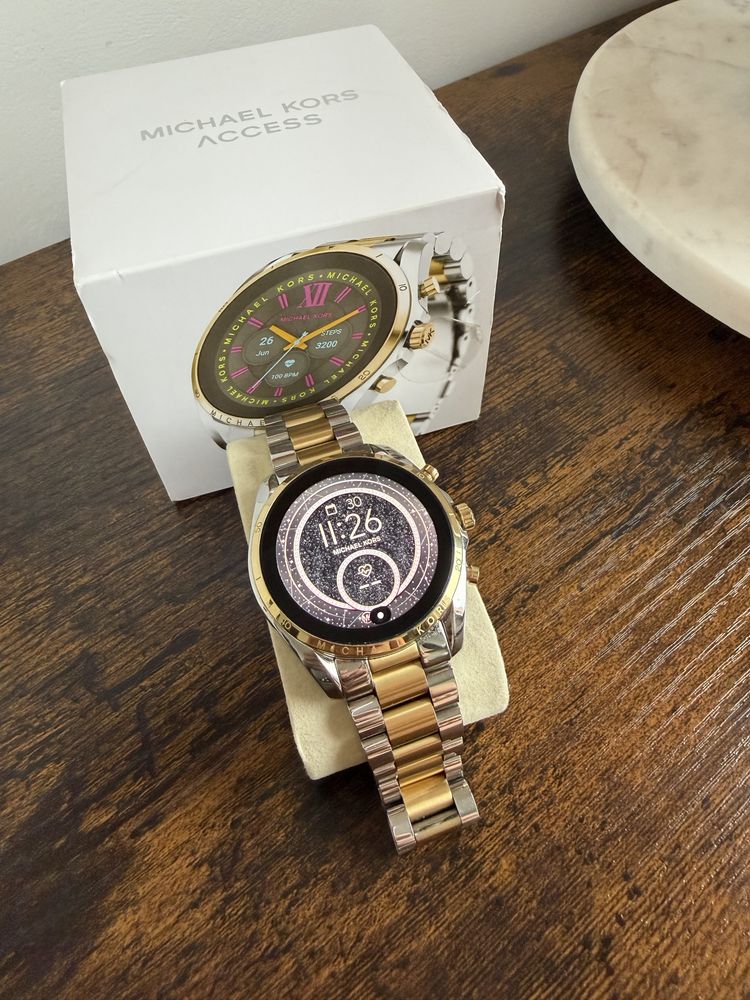 Michael Kors Access Bradshaw otel stare bun