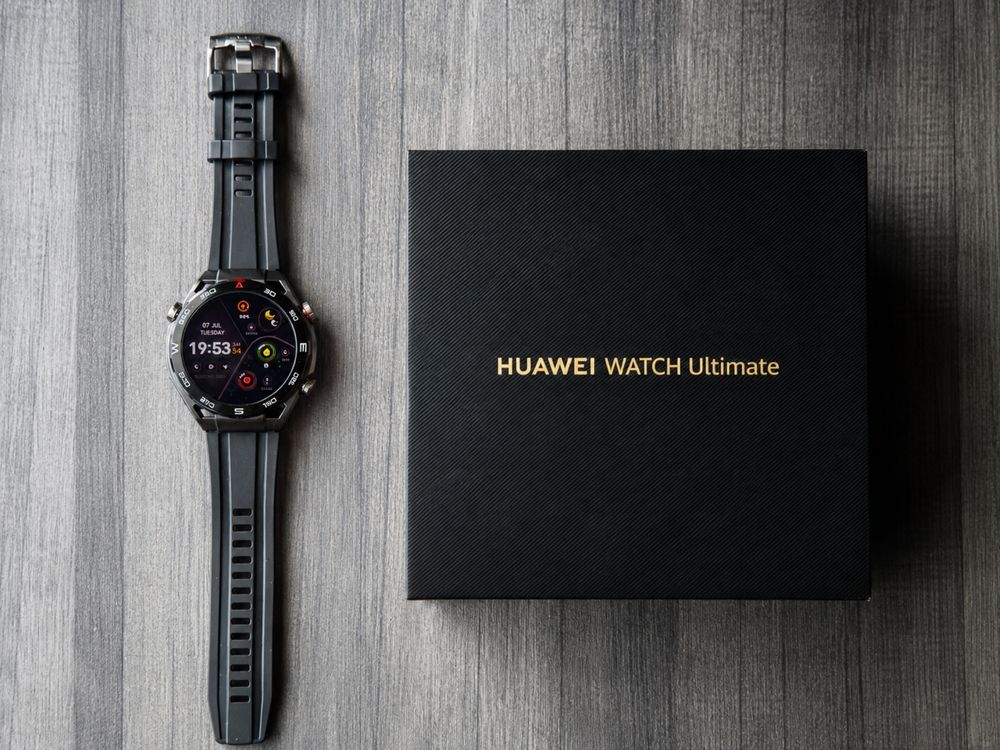 Huawei Watch Ultimate titan stare bun
